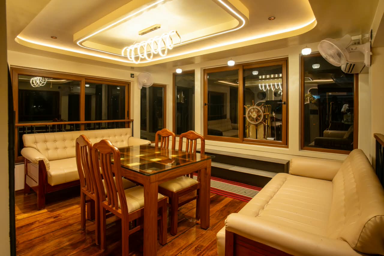 1 bedroom houseboat interior or facilities